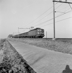 151557 Afbeelding van een T.E.E.M.-goederentrein (Trans Europ Expres Marchandises) getrokken door de electrische ...